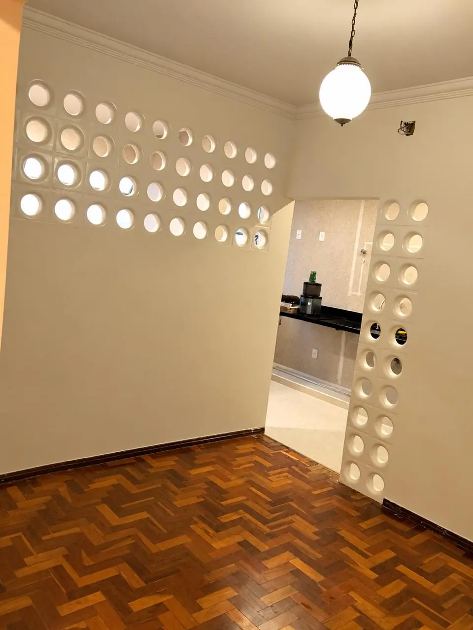 Ambiente interno com divisória vazada