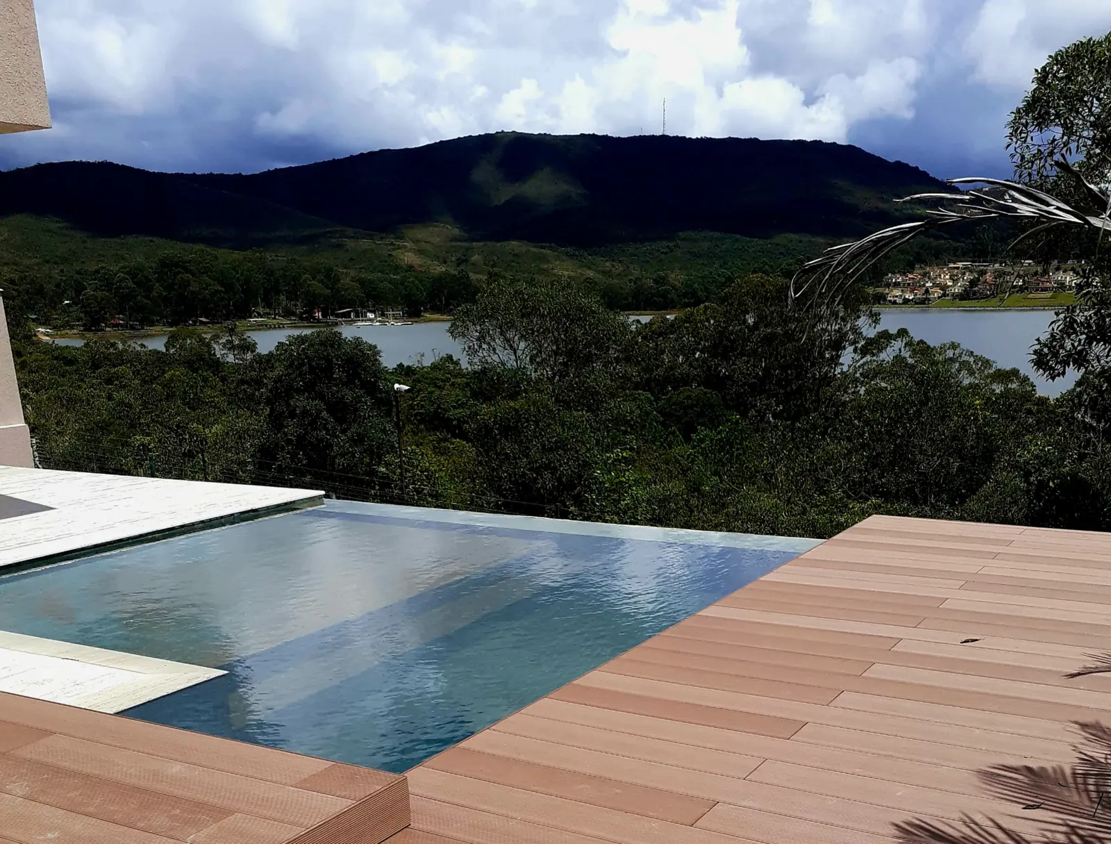 Área externa residencial com piscina e deck